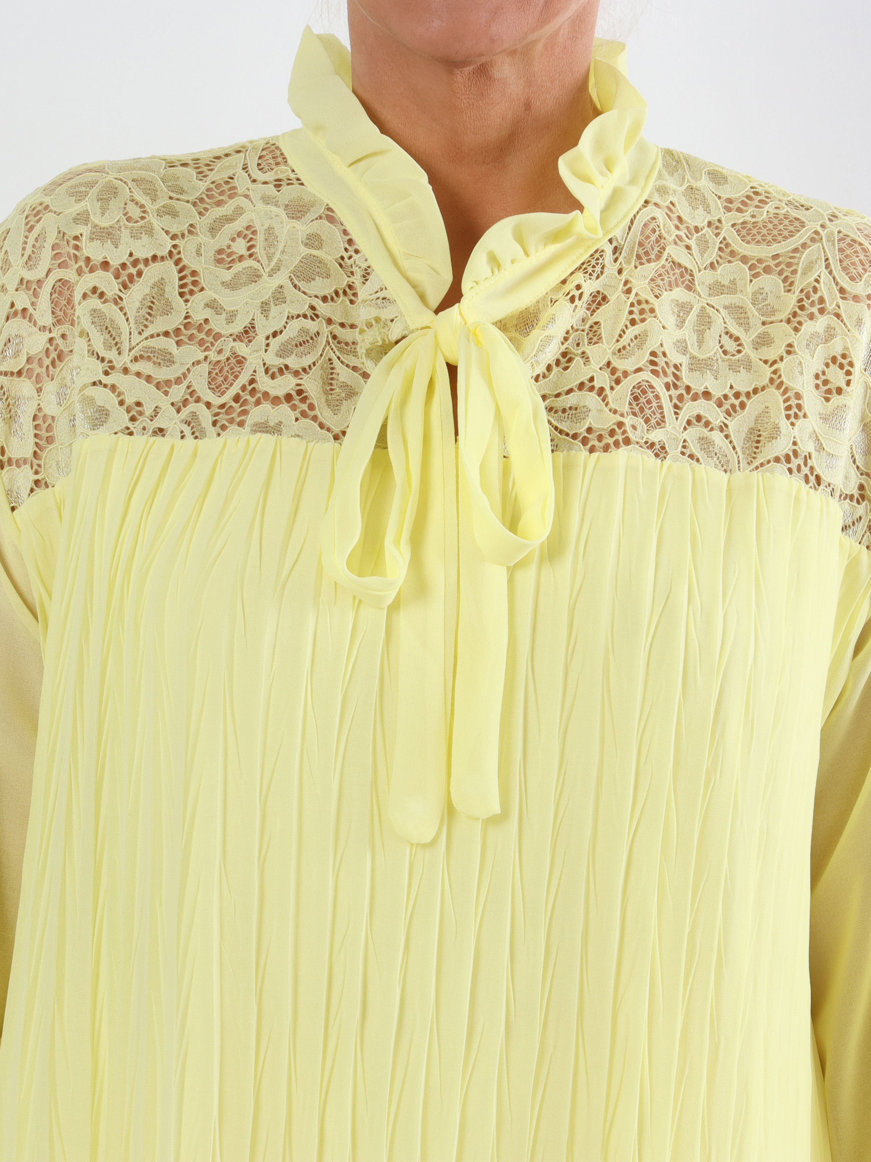 Iris - Söt plus size topp med spets och veck